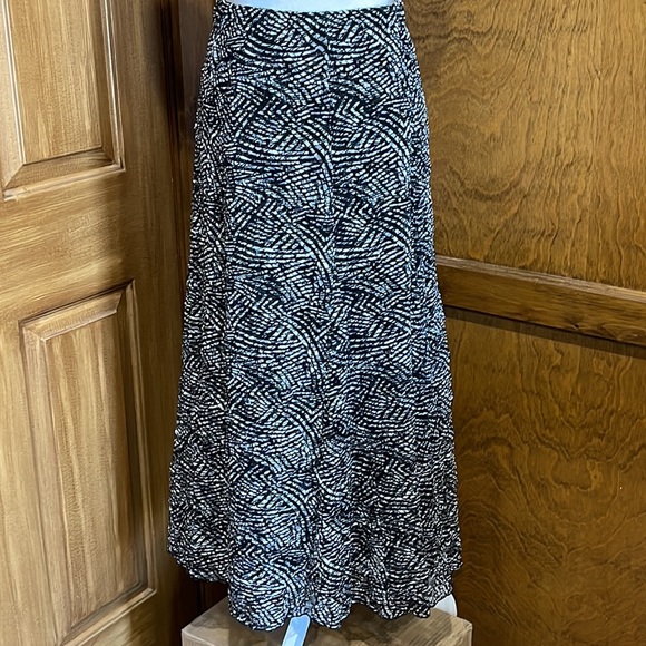 Chico’s Black and White Mesh Overlay Maxi Skirt - EUC - Picture 4 of 7